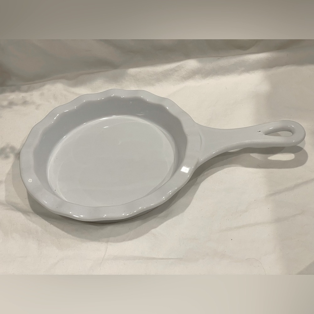 🥳BOGO! Modern Gourmet Foods White Ceramic 7” Pie Dish with Handle.